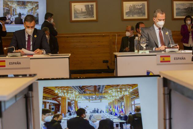 El rei Felip VI, i el president del govern espanyol, Pedro Sánchez, durant el plenari de la Cimera Iberoamericana, a Soldeu.