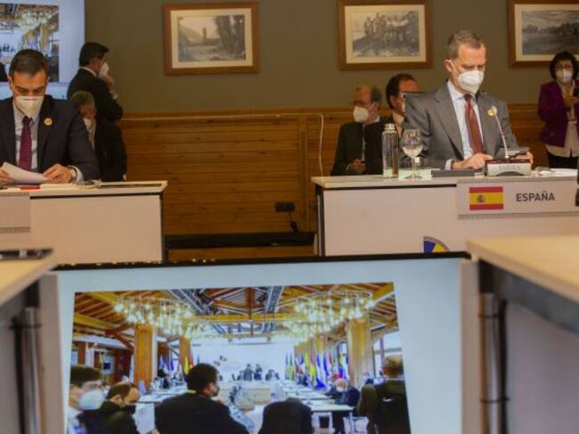 El rei Felip VI, i el president del govern espanyol, Pedro Sánchez, durant el plenari de la Cimera Iberoamericana, a Soldeu.