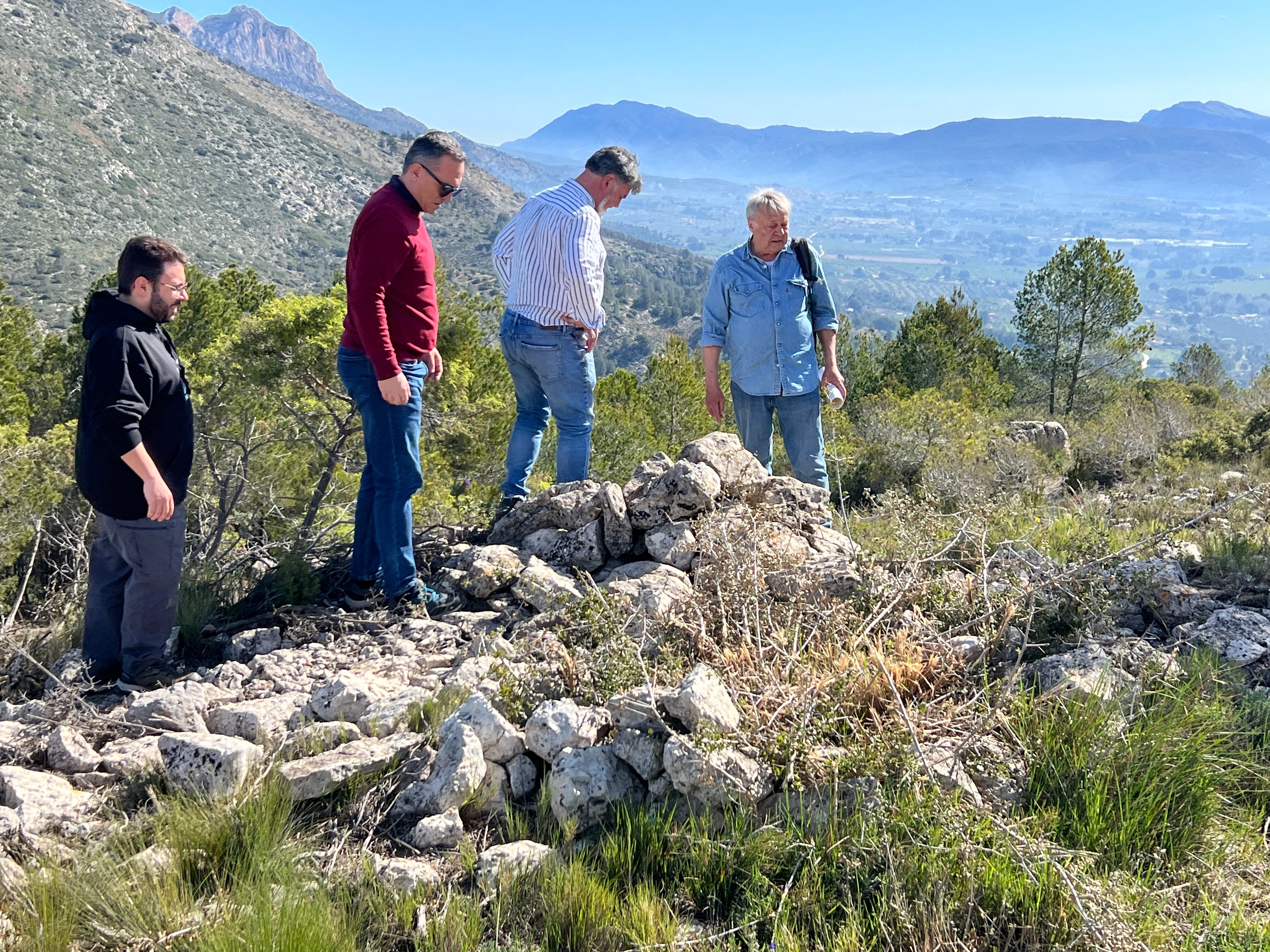 Vicent Molina, alcalde de Muro, y Sergi Silvestre, edil de Patrimonio, junto a componentes del Centre d&#039;Estudis Contestans visitando las fortificaciones halladas en las sierras de Muro.