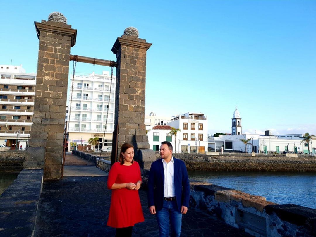 La alcaldesa de Arecife, Ástrid Pérez, junto al vicepresidente y consejero de Obras Públicas del Cabildo, Jacobo Medina, en el Puente de las Bolas.