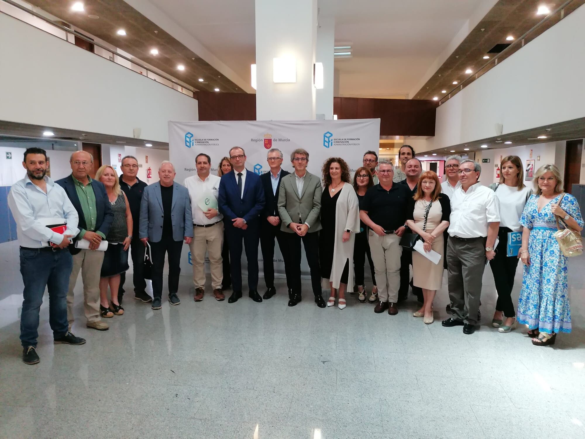 Gobierno regional y sindicatos han ratificado el acuerdo para retomar la semana laboral de 35 horas en la Región de Murcia para 60.000 trabajadores de la administración pública