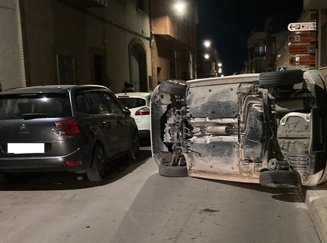 Imagen del siniestro vial producido en la noche del sábado en la calle de las Cruces de Valdepeñas 