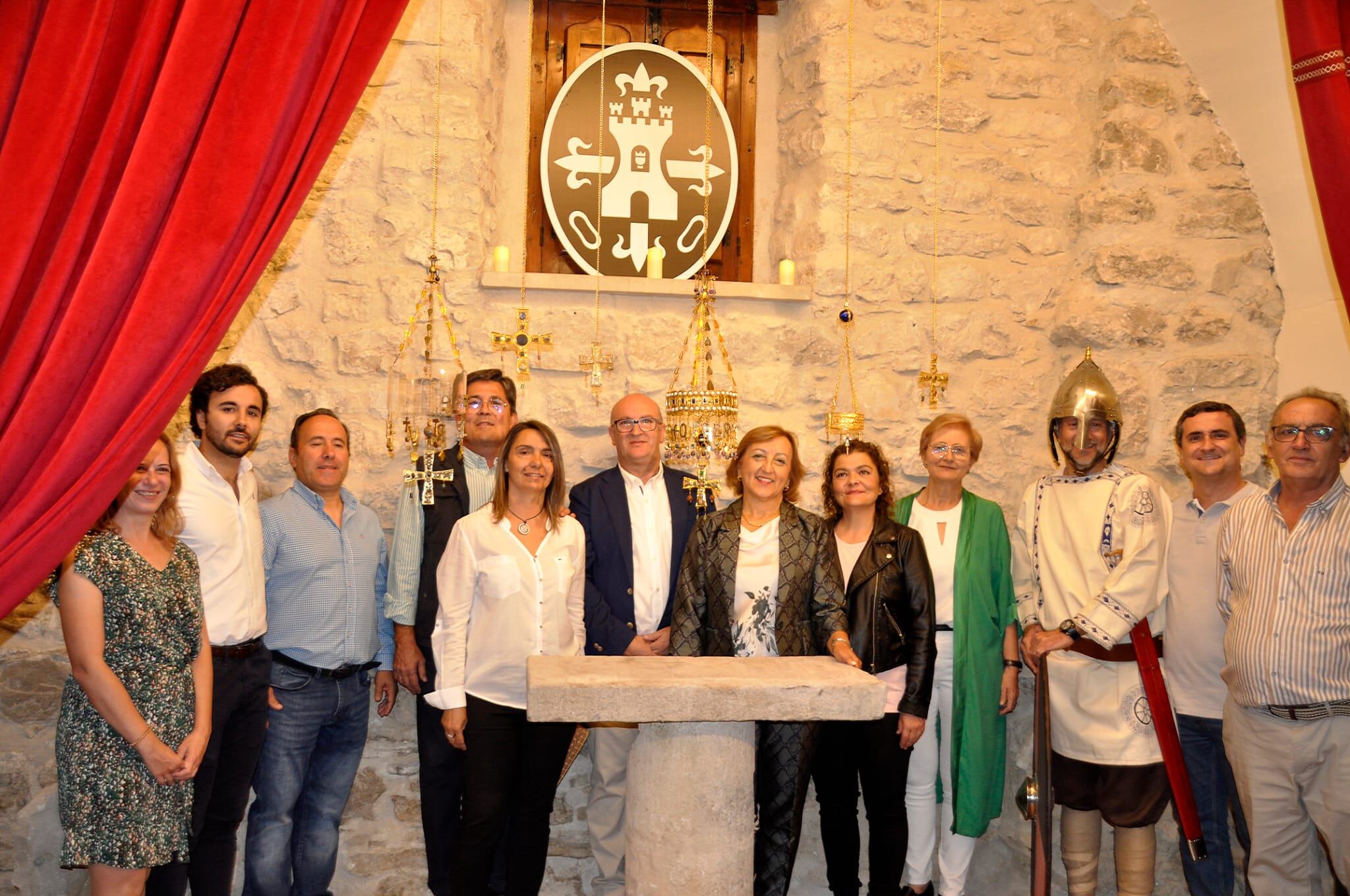 El alcalde de Torredonjimeno, Manuel Anguita (centro), junto a la regidora de Guadamur, Sagrario Gutiérrez (a su izquierda) y miembros de la corporación municipal tosiriana.