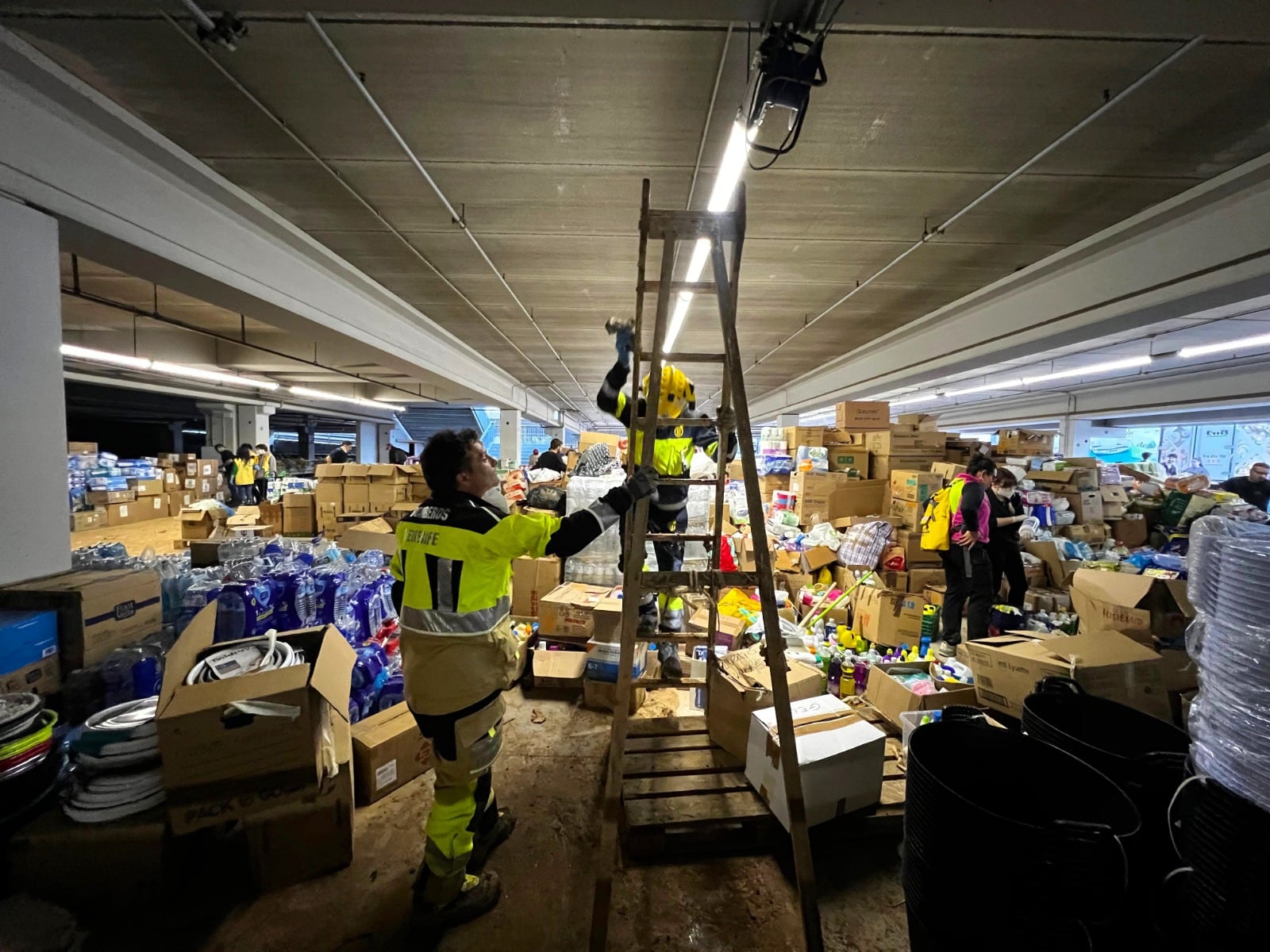 El dispositivo de emergencias canario logra habilitar una zona para la instalación del banco de alimentos (112 Canarias)