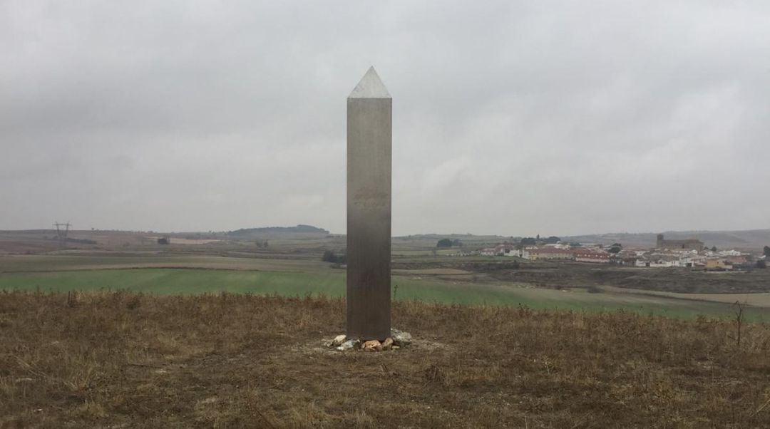 El monolito ha aparecido en un cerro cercano al pueblo