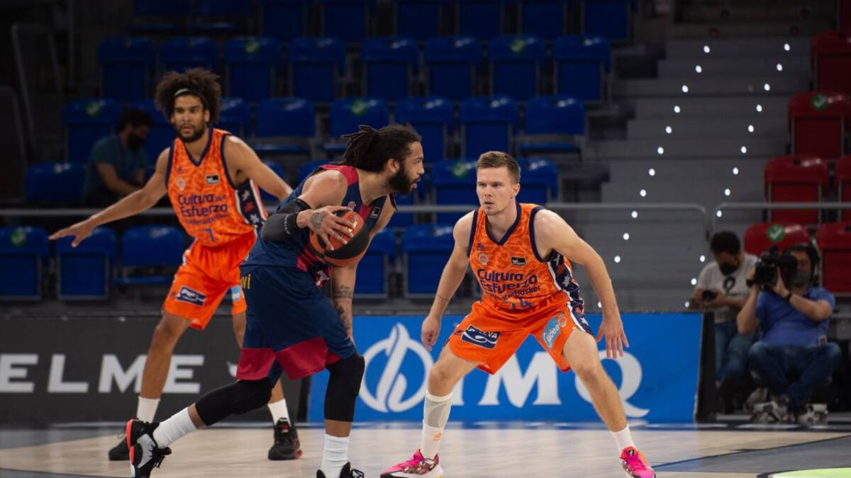 El Baskonia gana al Valencia y devuelve la serie a la Fonteta