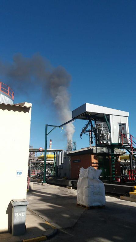 Vista desde el interior del complejo del conato de incendio en la planta de coquer