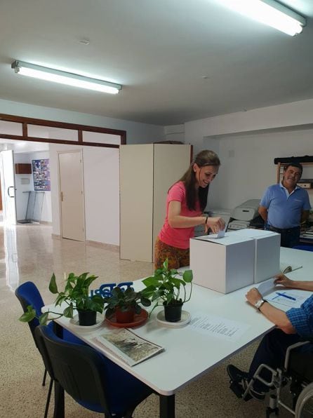 Maria José Lara vota en la sede del PP cazorleño