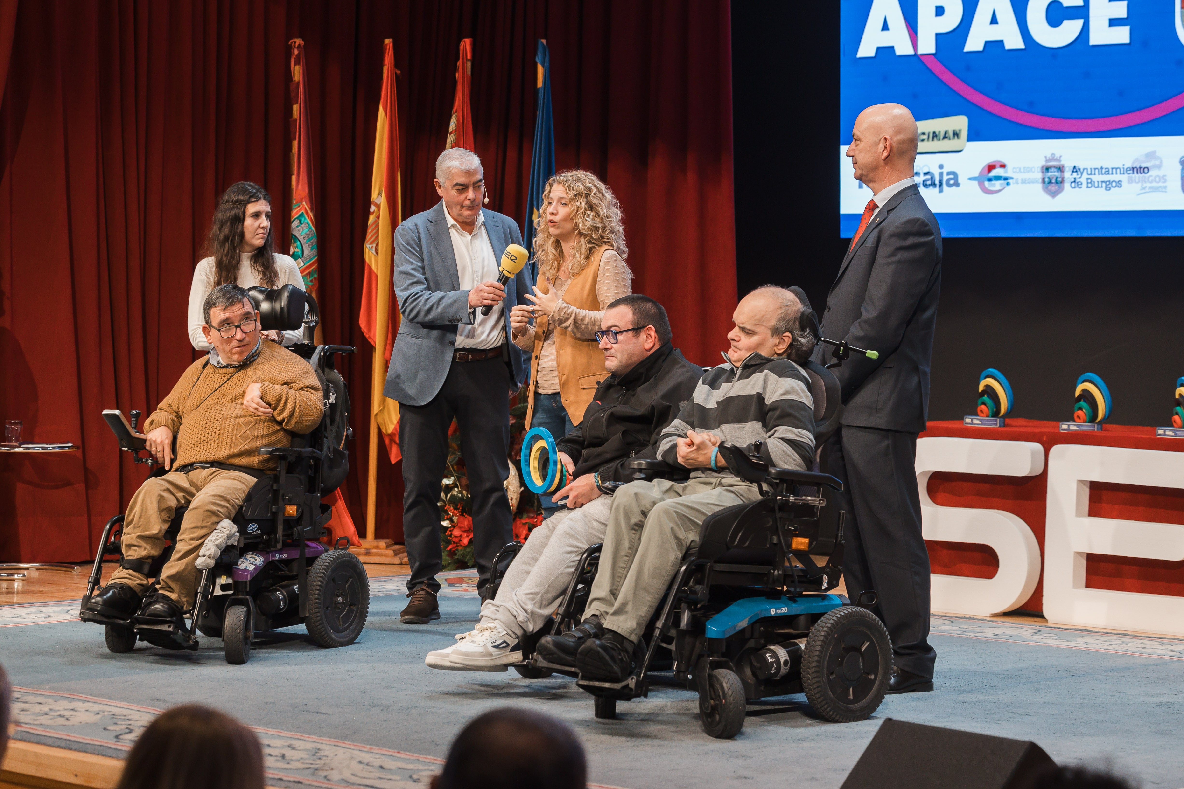 El CD Fenba de Apace Burgos recibió otro de los Premios Deporte y Sociedad de Radio Castilla. Lo recogió su gerente, Sacramento Castellanos. / Foto: Rodrigo Mena