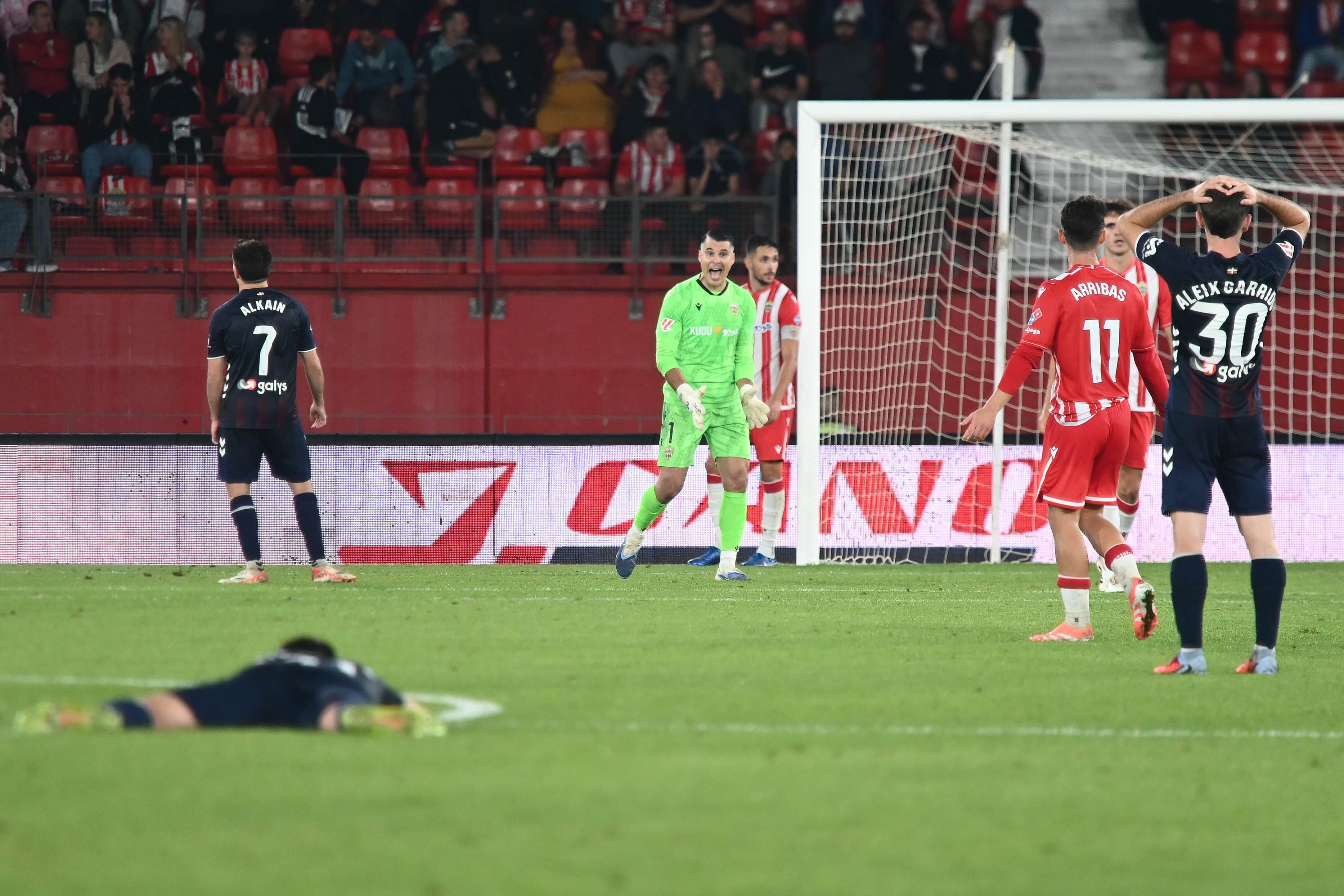 El Almería ha levantado un muro delante de su portería.