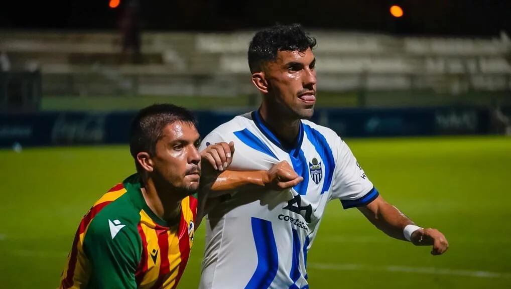 Carlos Ramos pelea junto a Carles Salvador durante el Atlético Baleares - Castellón de esta temporada / CD Atlético Baleares