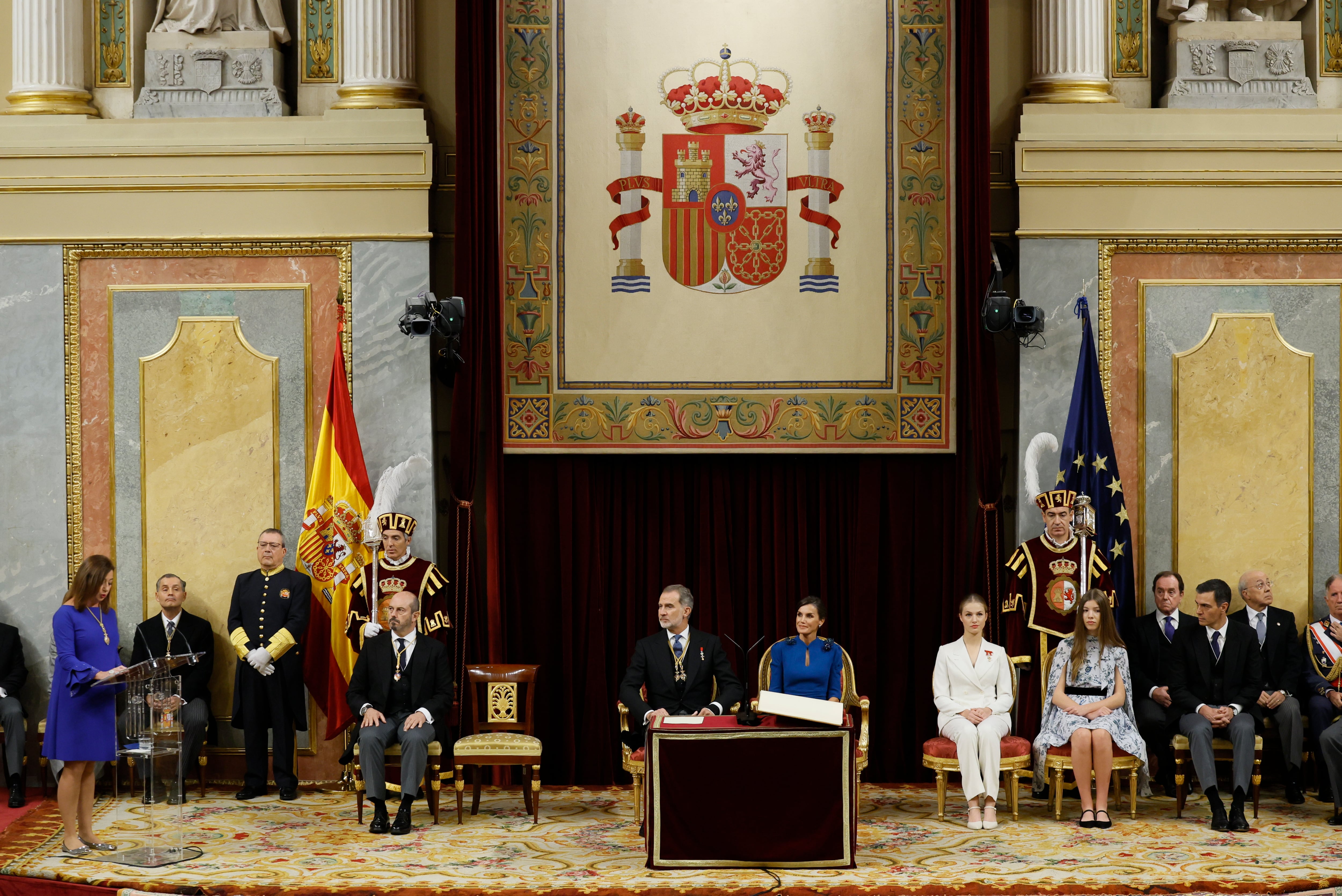 La presidenta del Congreso, Francina Armengol (i), pronuncia un discurso en presencia del presidente del Senado, Pedro Rollán (2i), los reyes de España, Felipe VI (3i) y Letizia (4i), la princesa Leonor (3d), la infanta Sofía (2d), y el presidente del Gobierno en funciones, Pedro Sánchez (d).