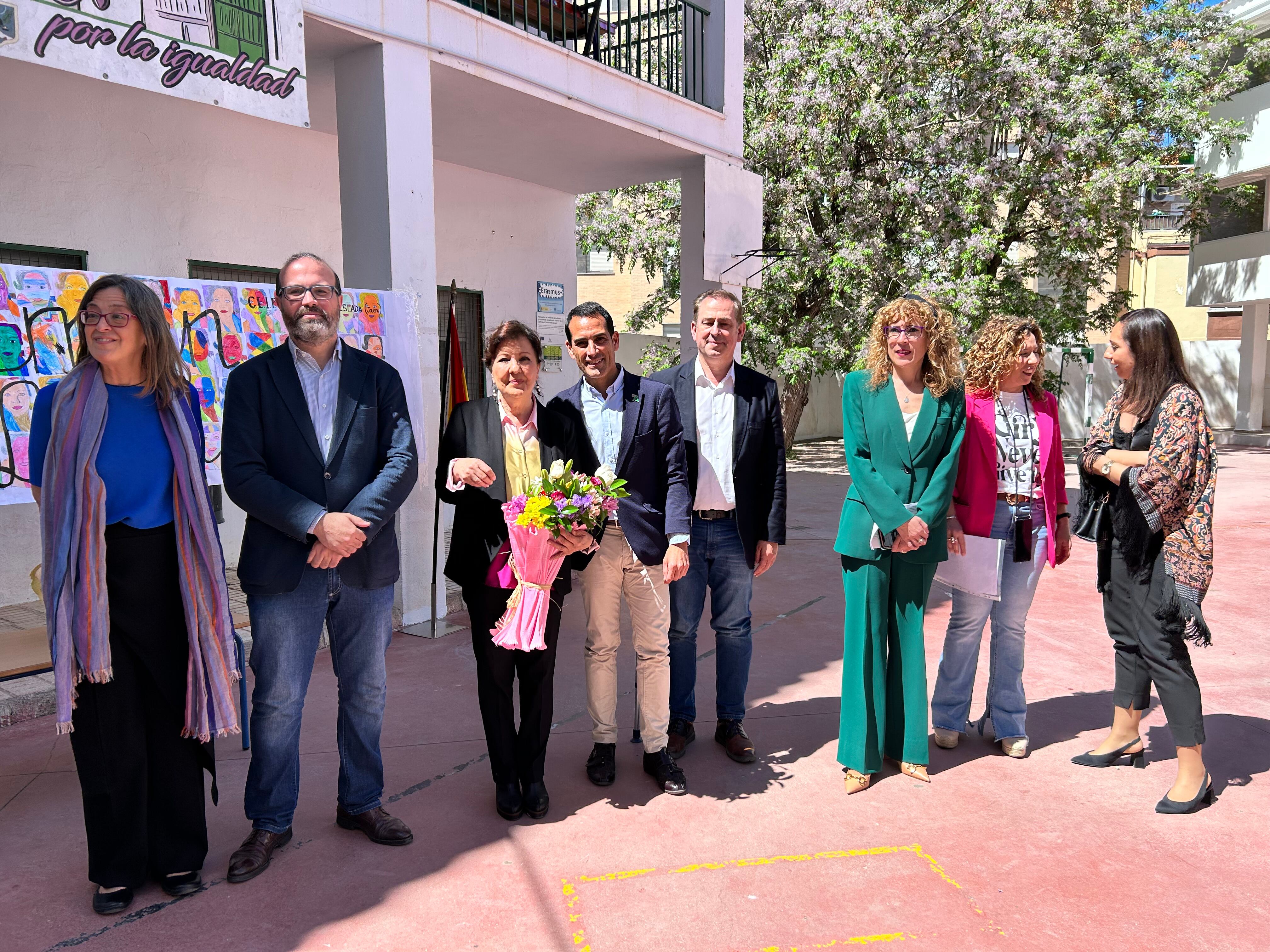 Carmen Linares, tercera por la izquierda, junto a diferentes responsables educativos y políticos en el patio del Colegio &#039;Alcalá Venceslada&#039;.