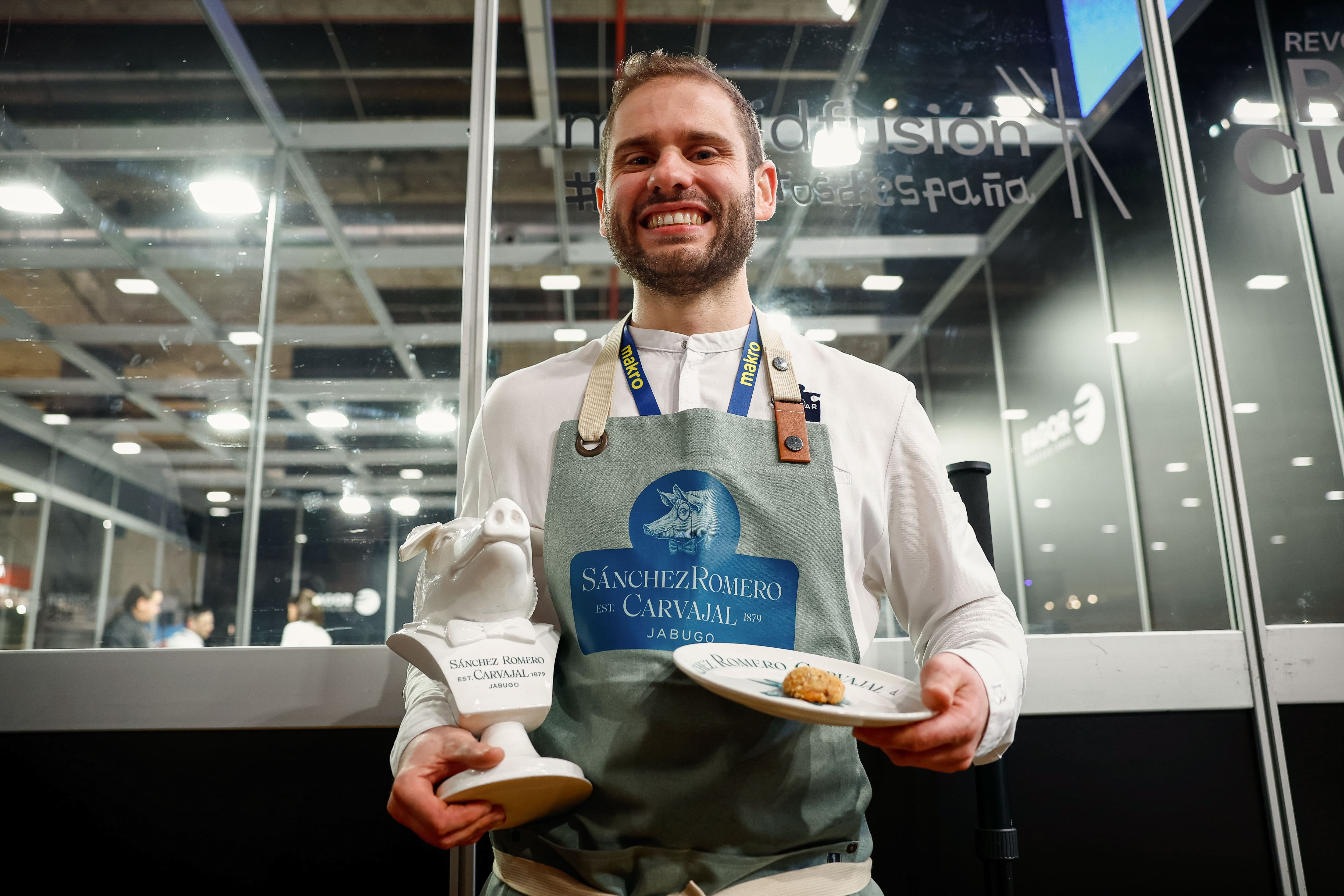 MADRID, 27/01/2025.- El chef Axel Smith, del restaurante Simpar, se proclama ganador del concurso a la mejor croqueta de jamón dentro de la vigesimotercera edición del congreso gastronómico Madrid Fusión, este lunes en Madrid. EFE/ Daniel González
