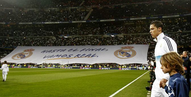 Cristiano Ronaldo salta al césped del Santiago Bernabéu