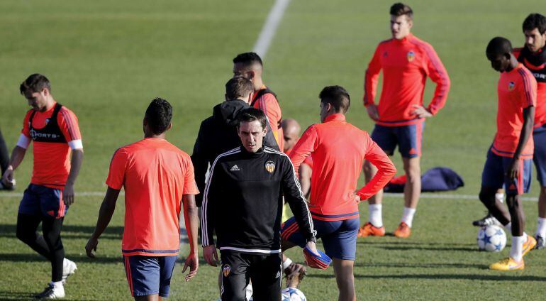 GRA004. PATERNA (VALENCIA), 08122015.-. El técnico del Valencia CF, el británico Gary Neville (c), durante el entrenamiento previo a su enfrentamiento de Liga de Campeones ante el Olympique de Lyon. EFEManuel Bruque