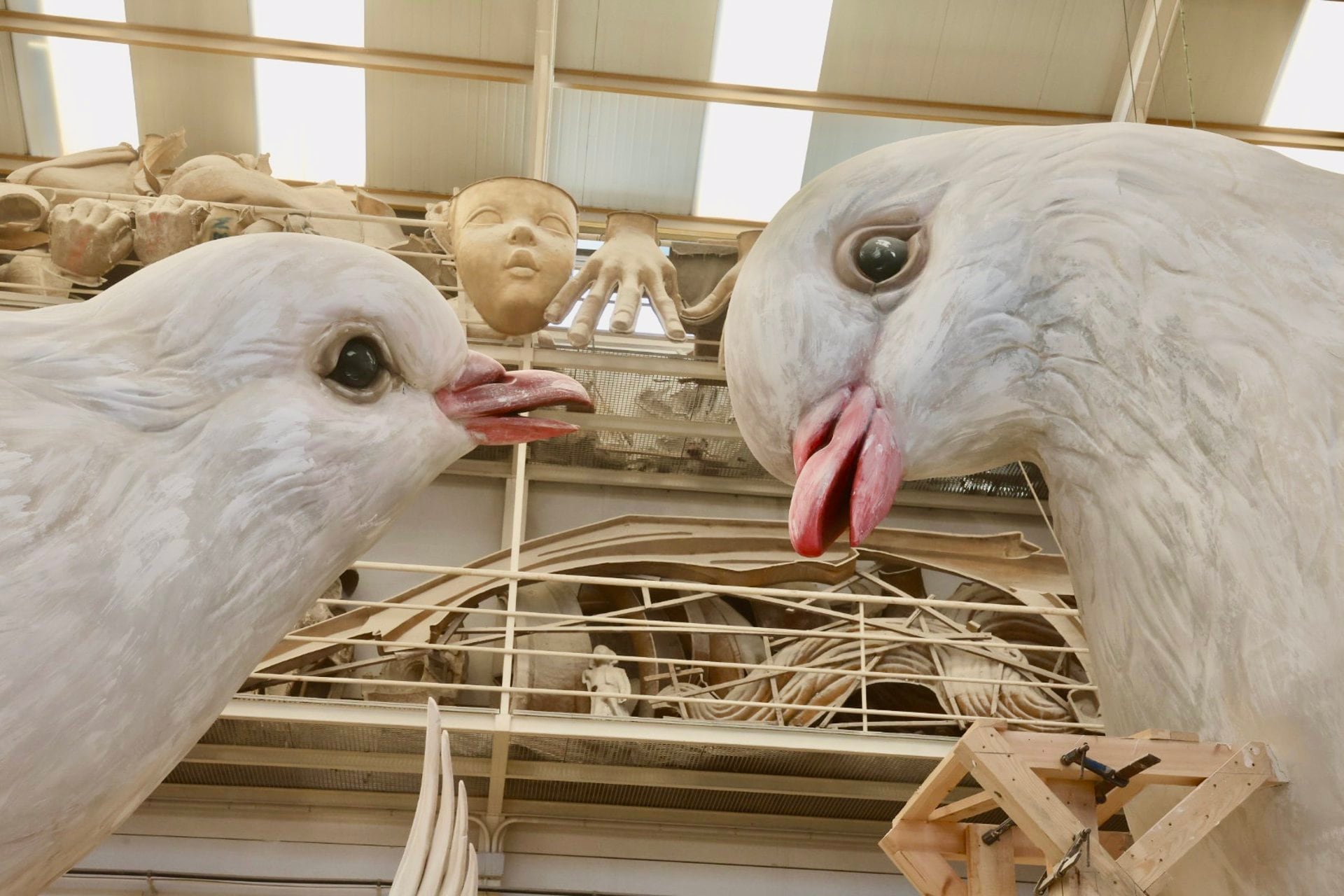 El artista fallero Pere Baenas, junto al diseñador Escif, ultima los detalles de la falla municipal, que llevará por lema &#039;Dos palomas, una rama&#039;