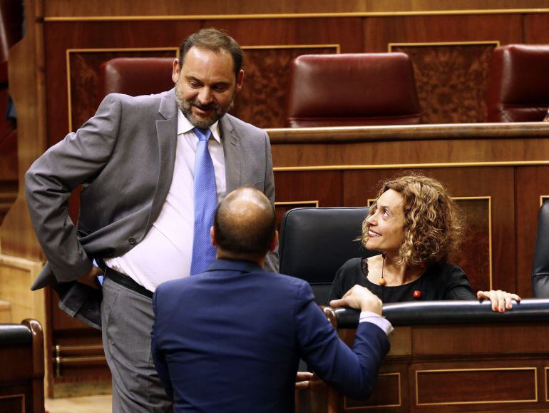 El ministro de Fomento, José Luis Ábalos y la ministra de Administraciones Públicas, Meritxell Batet conversan durante el Pleno del Congreso de los Diputado. EFE-JP Gandul