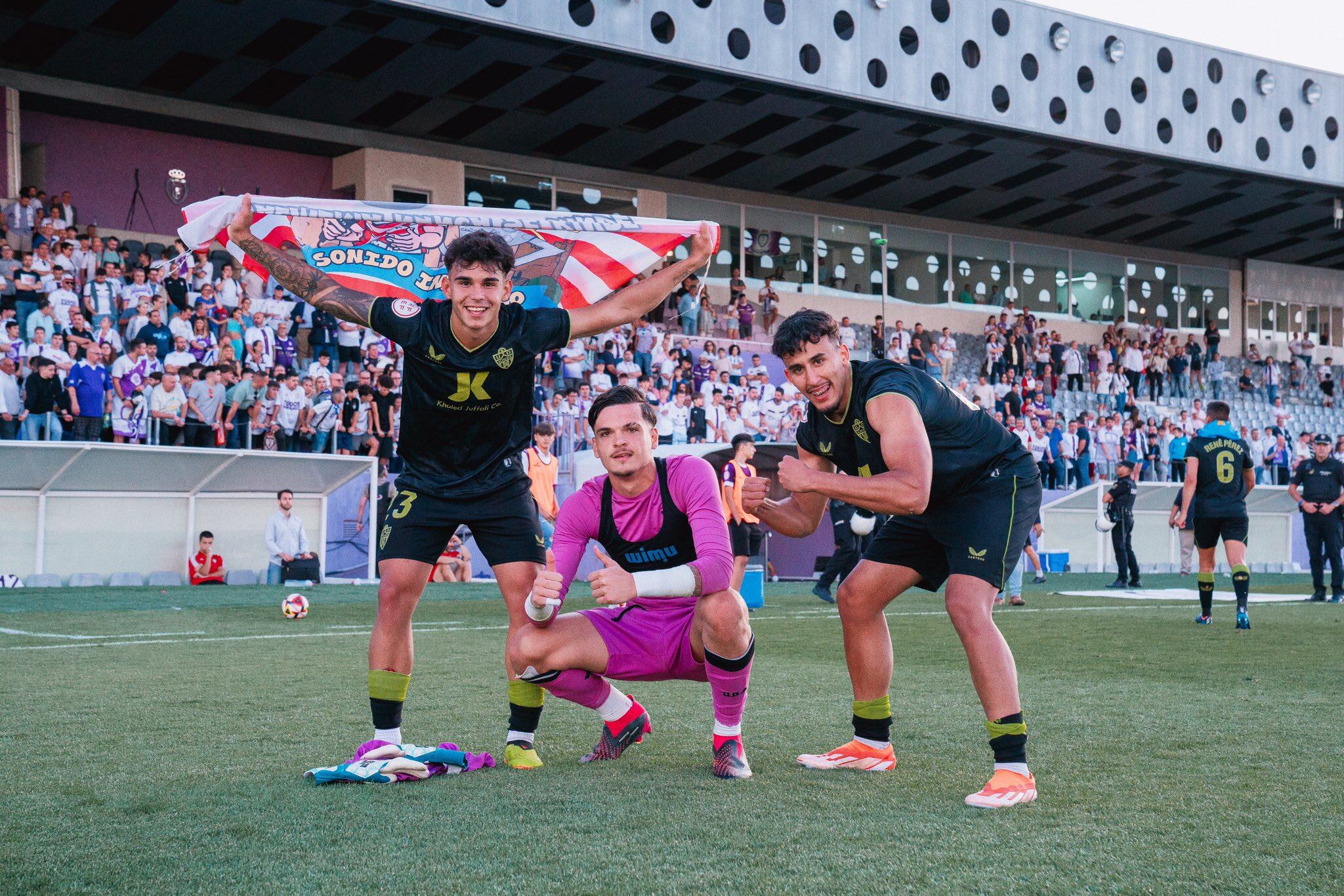 Marcos Peña, Bruno Iribarne y Rachad Fettal celebrando el pase del filial en &#039;La Victoria&#039;.