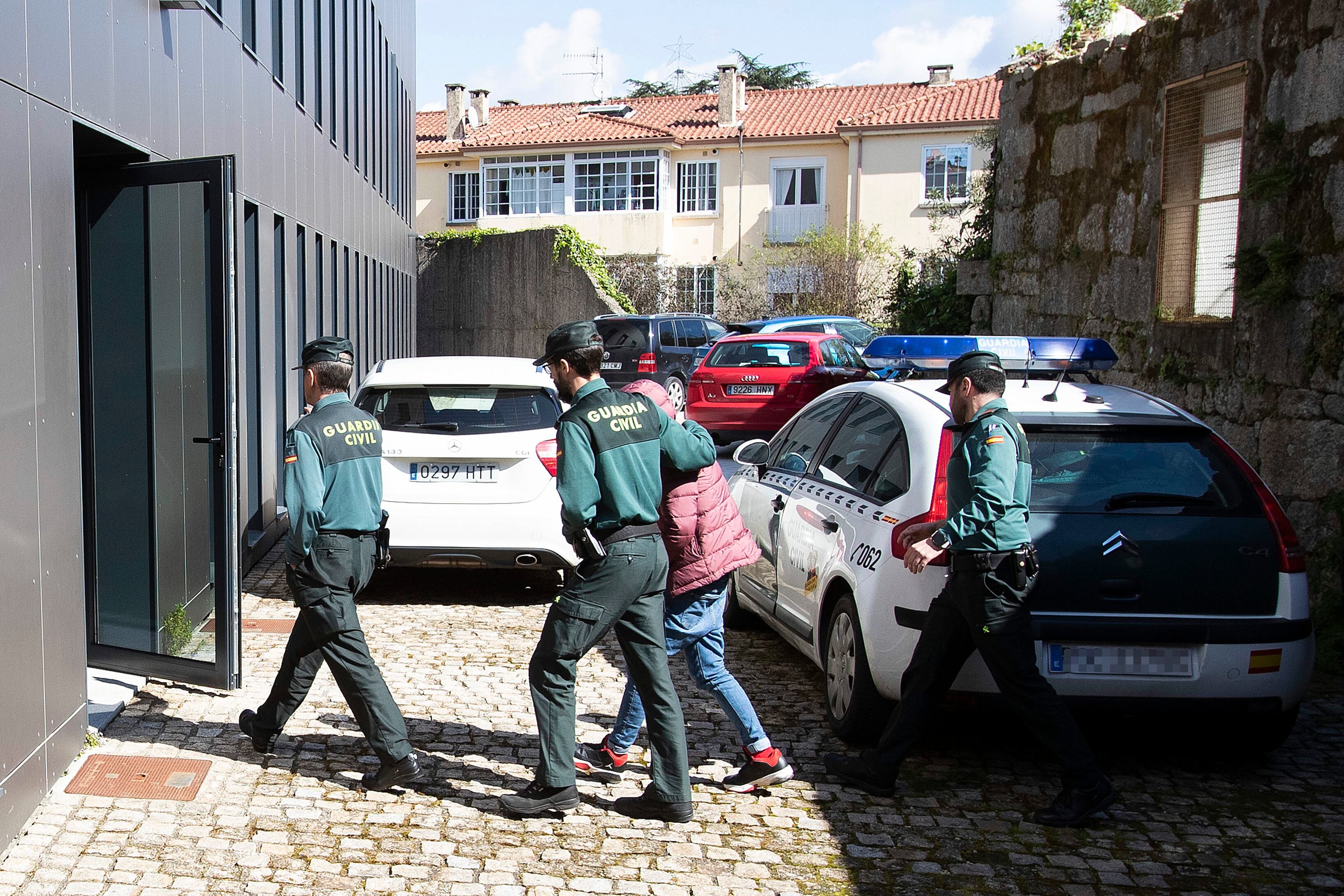 GRAF4581. TUI (PONTEVEDRA), 21/03/2023.- La mujer detenida por incendiar de madrugada decenas de coches en Tui (Pontevedra), a su llegada a los juzgados de Tui, donde ha ha sido puesta este mediodía a disposición judicial. EFE / Salvador Sas
