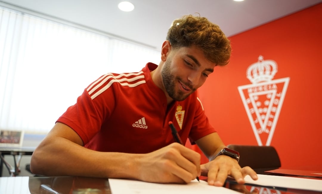 Javi Rueda firmando su contrato