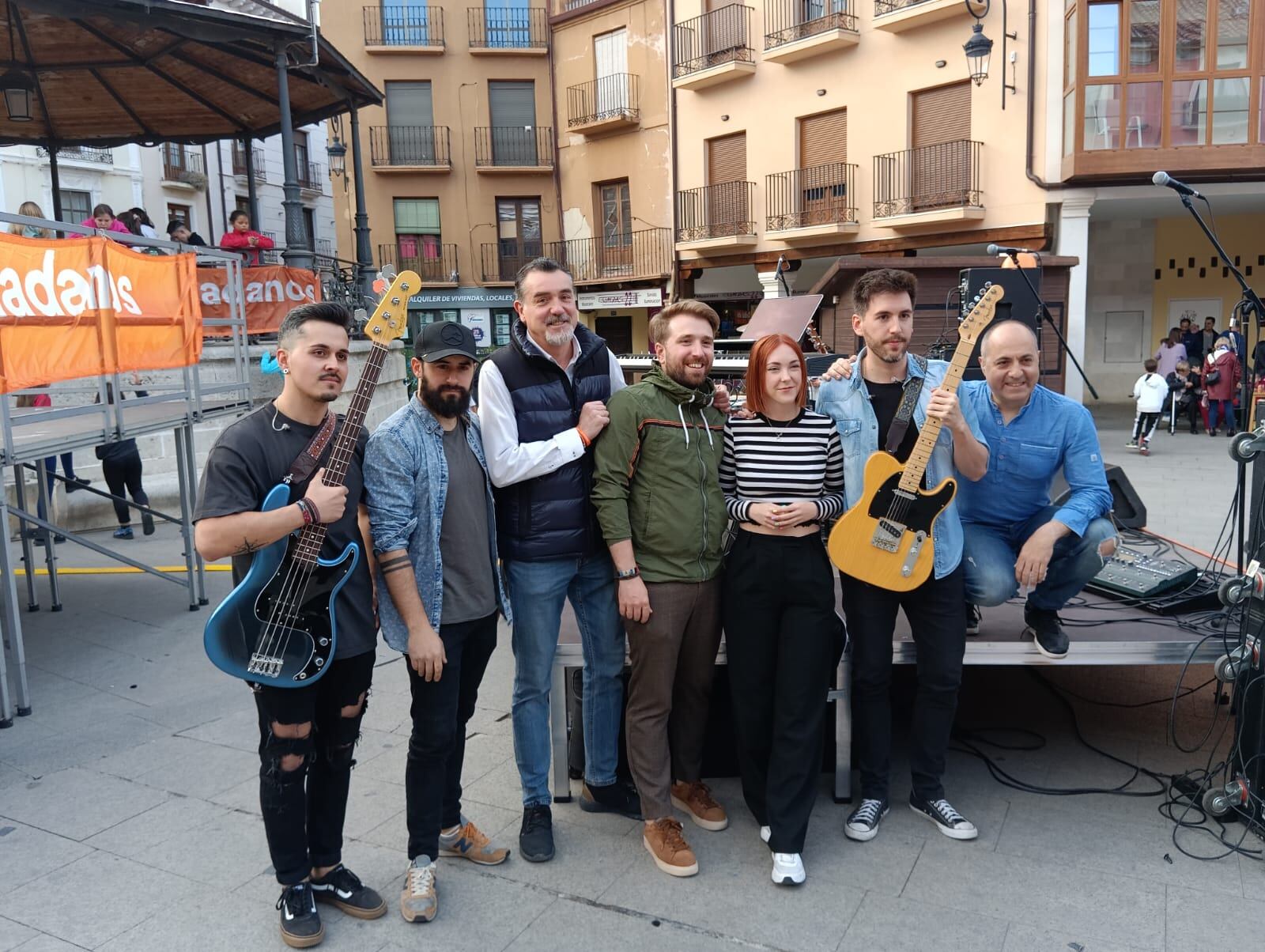 Algunos de los candidatos posan con Claudia Halley y sus músicos
