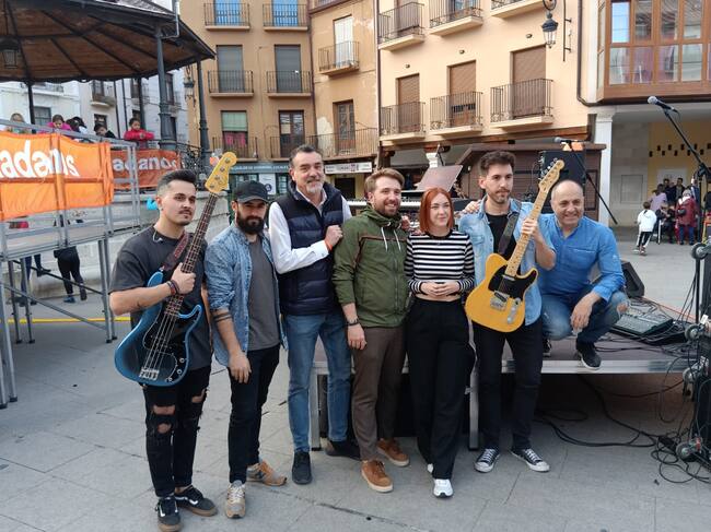 Algunos de los candidatos posan con Claudia Halley y sus músicos
