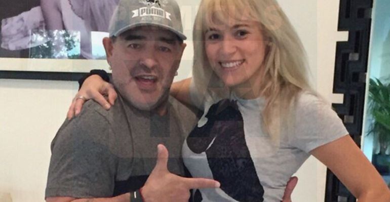 Maradona posa con su pareja tras someterse a un rejuvenecimiento facial.