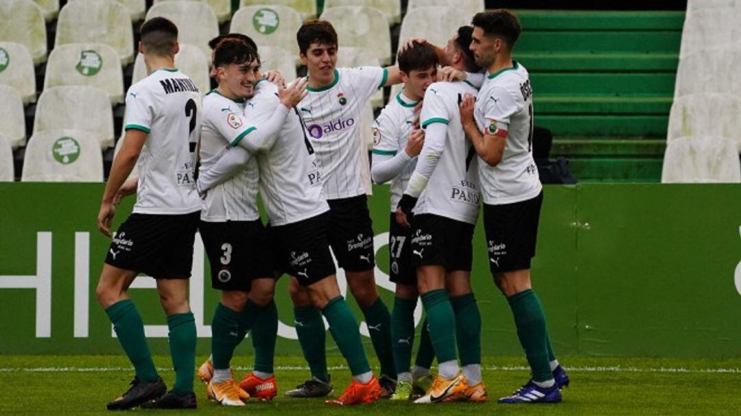 Los jugadores racinguistas celebran un tanto anotado en El Sardinero
