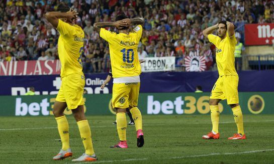 Los jugadores de Las Palmas lamentan una ocasión perdida ante el Atlético.