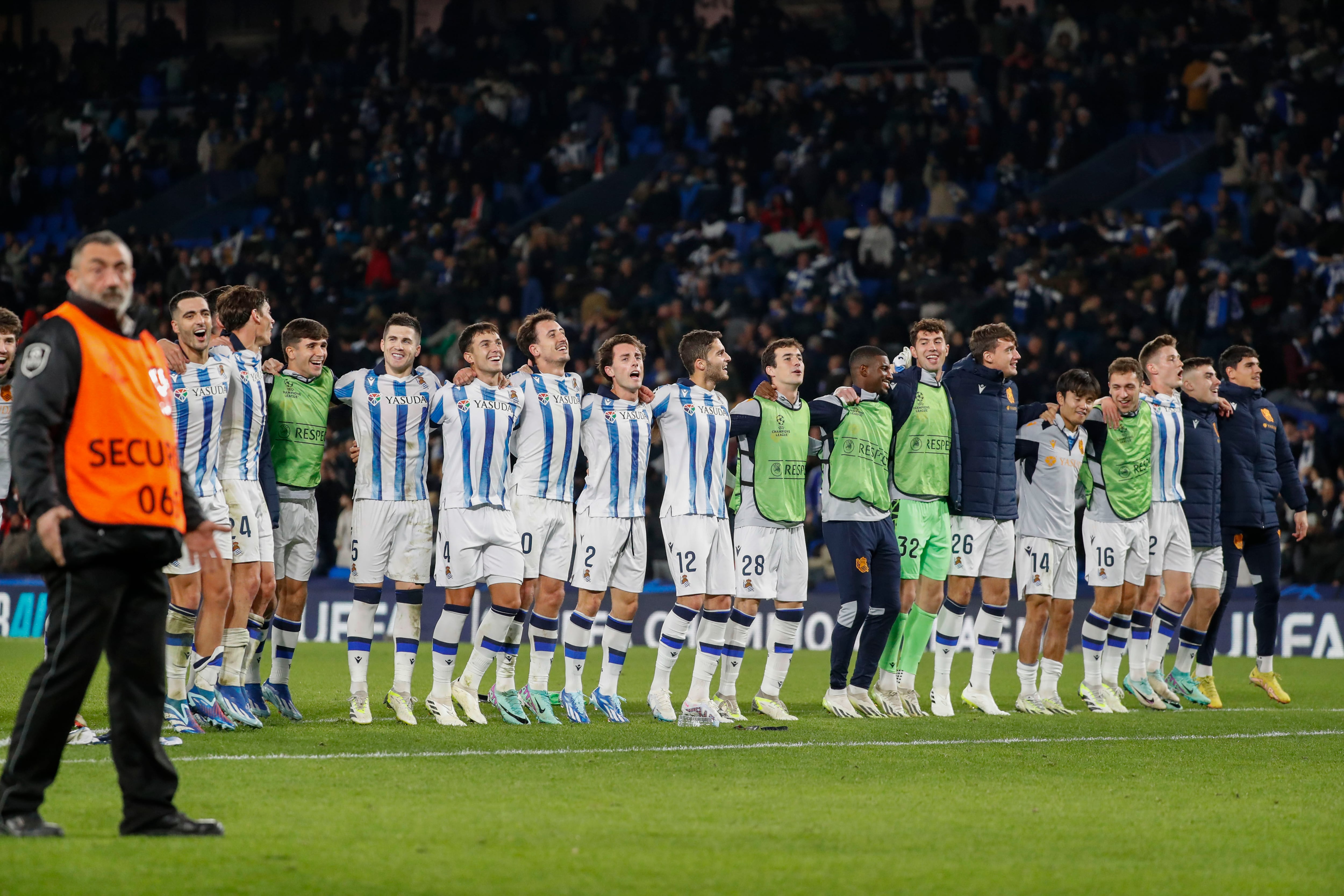 SAN SEBASTIÁN, 08/11/2023.- Los jugadores de la Real Sociedad celebran la victoria al término del partido de la fase de grupos de la Liga de Campeones entre la Real Sociedad y el Benfica, disputado este miércoles en el Reale Arena de San Sebastián. EFE/Juan Herrero
