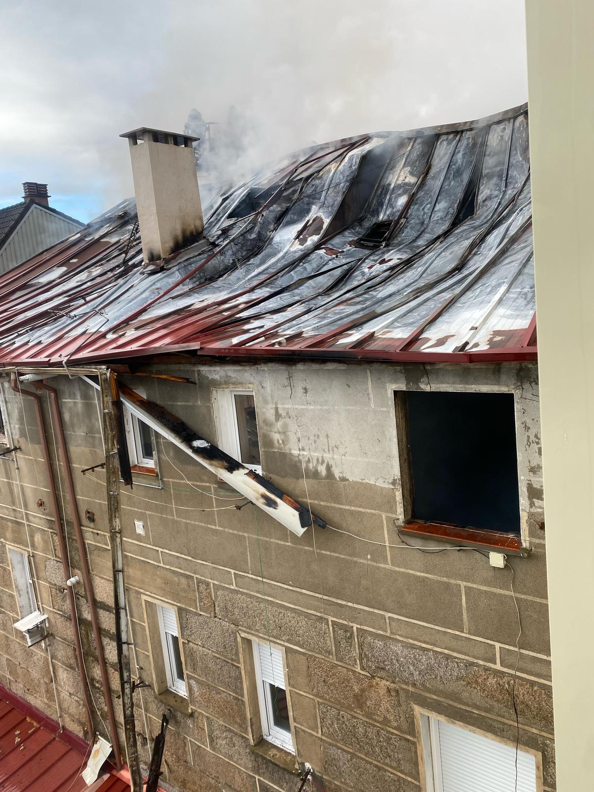 Tejado del edificio calcinado en el número 72 de la Avenida de Santiago en Ourense