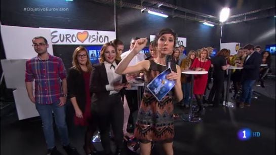 Julia Varela con las familias en el backstage de &#039;Objetivo Eurovisión&#039;