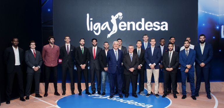 El presidente de la ACB, Francisco Roca (7d) durante la presentación de la temporada 2016-17 de la Liga Endesa, hoy en la sede de dicha empresa en Madrid