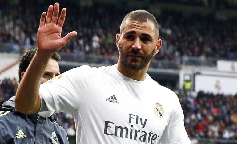 Benzema saluda al público en el Bernabéu