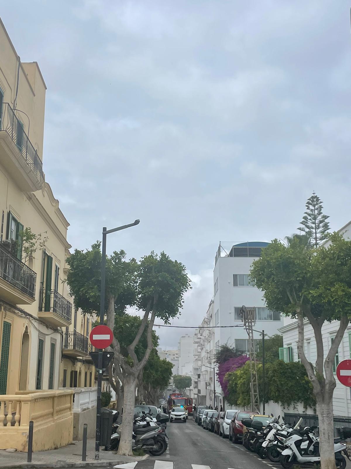 Vehículo de los bomberos en las tareas de extinción