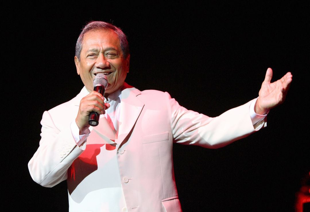 Armando Manzanero, cantando en Hollywood en 2016.