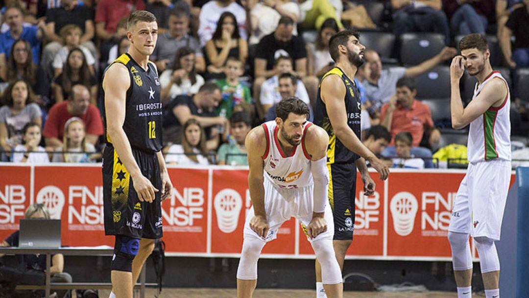 Gielo es defendido por Shengelia en el amistoso ante Baskonia