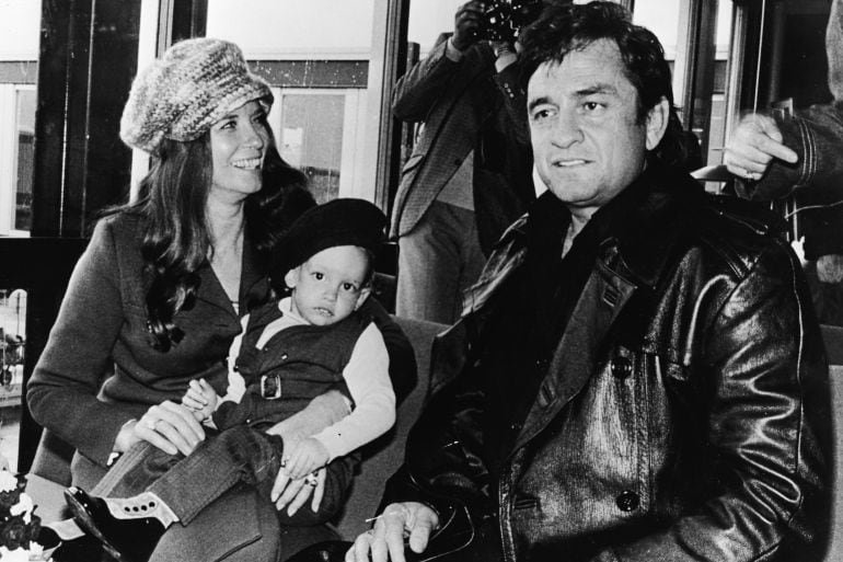 Johnny Cash (1932 - 2003) junto a June Carter Cash (1929 - 2003) y su hijo John Carter Cash en Copenhage