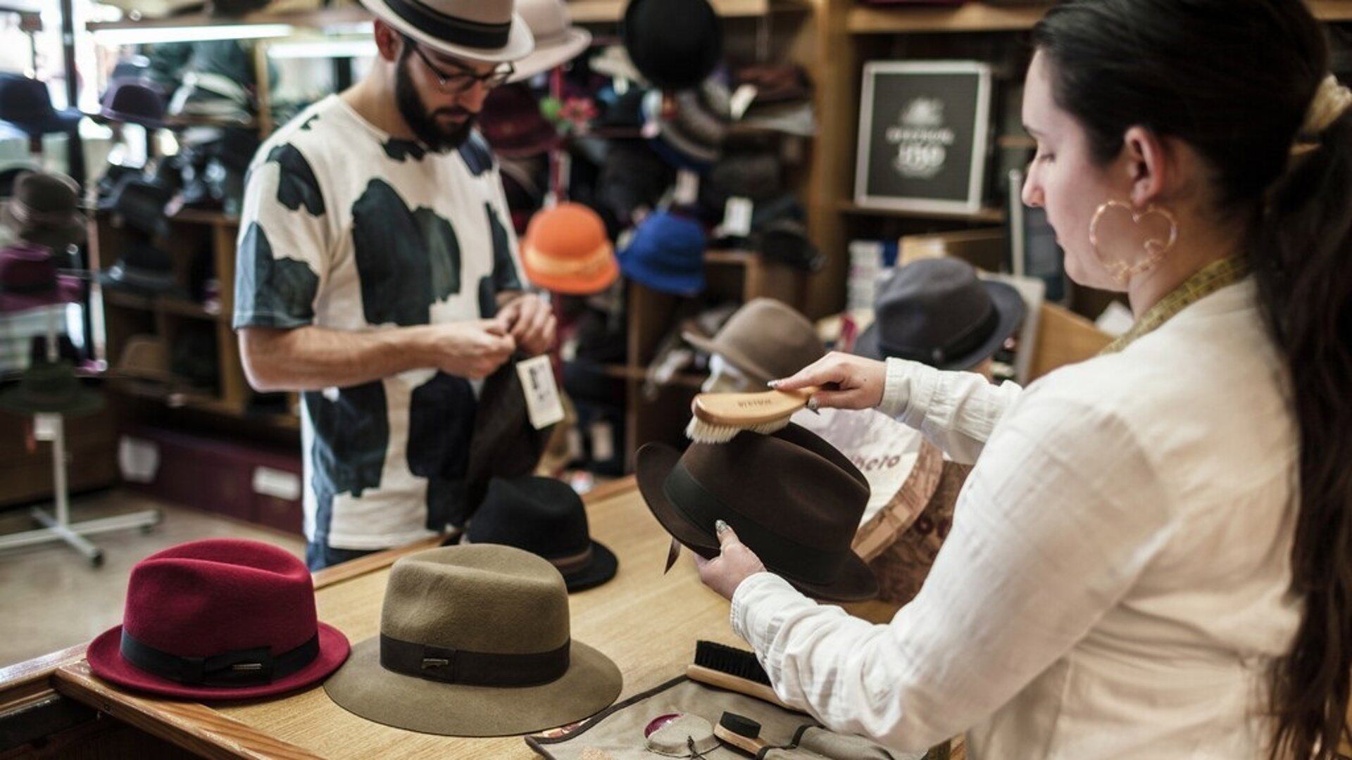 Comprador en un comercio de València- AYTO