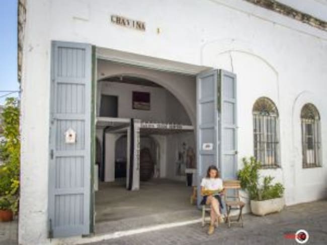 Blanca Orozco a la puerto de su estudio en el Barrio del Moral, Tarifa