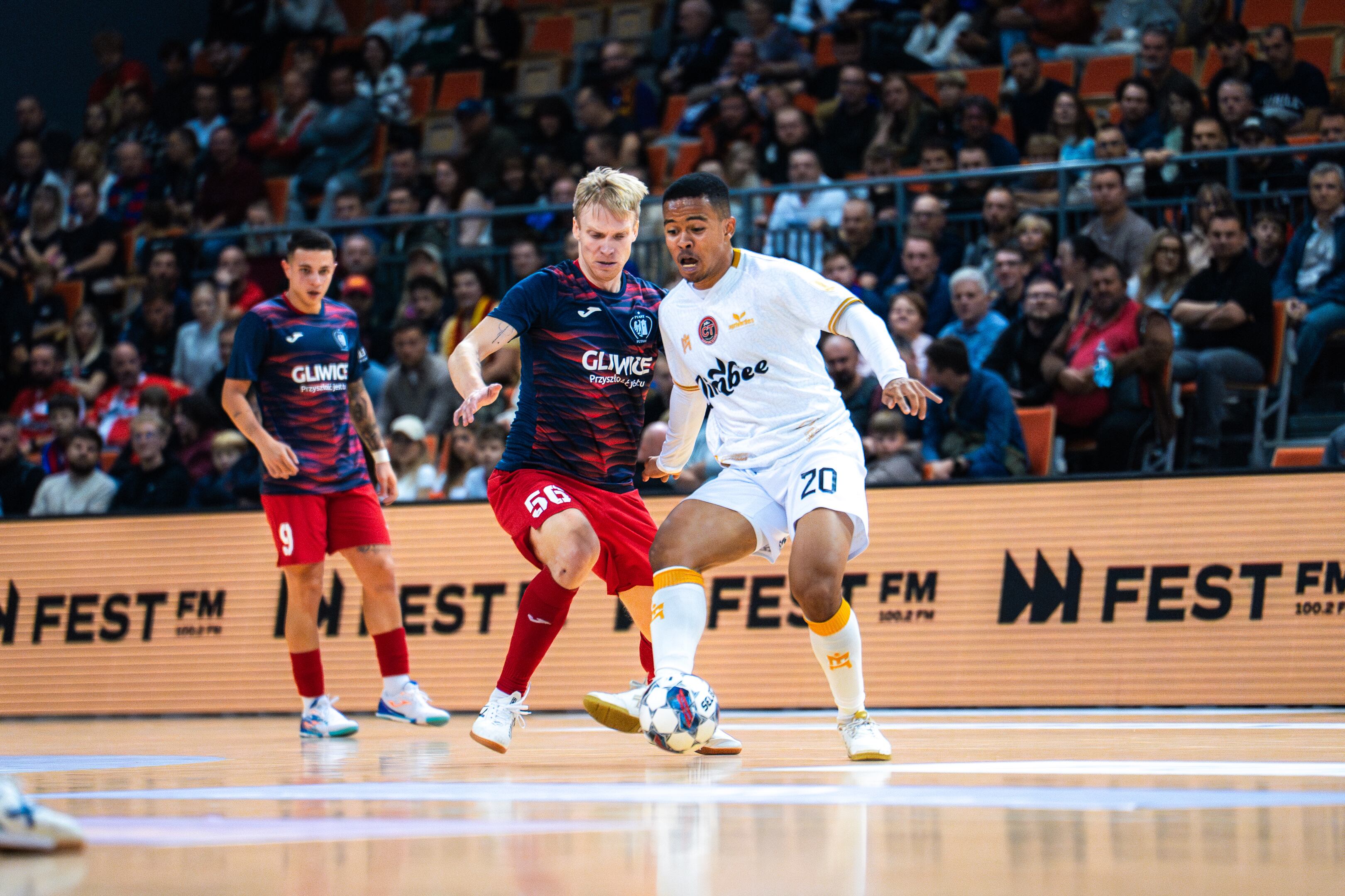 Osamanmusa presionado por un rival polaco