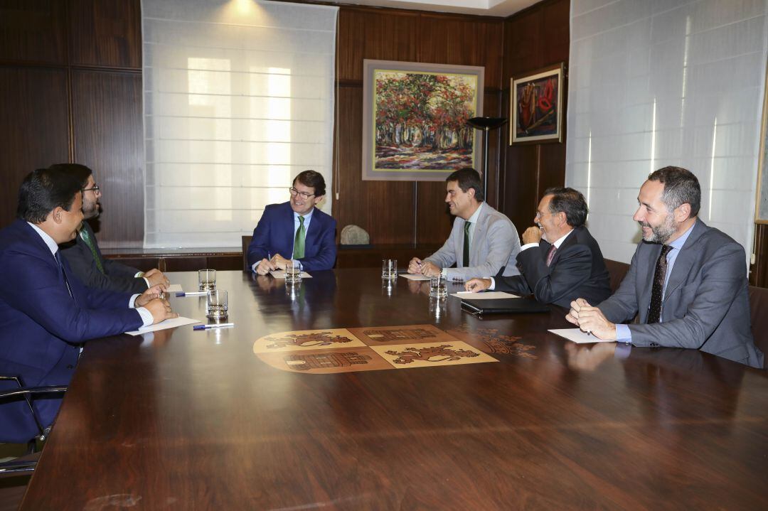 El presidente de la Junta, Alfonso Fernández Mañueco ha recibido en Valladolid al presidente de la AECC y representates de las instituciones abulenses