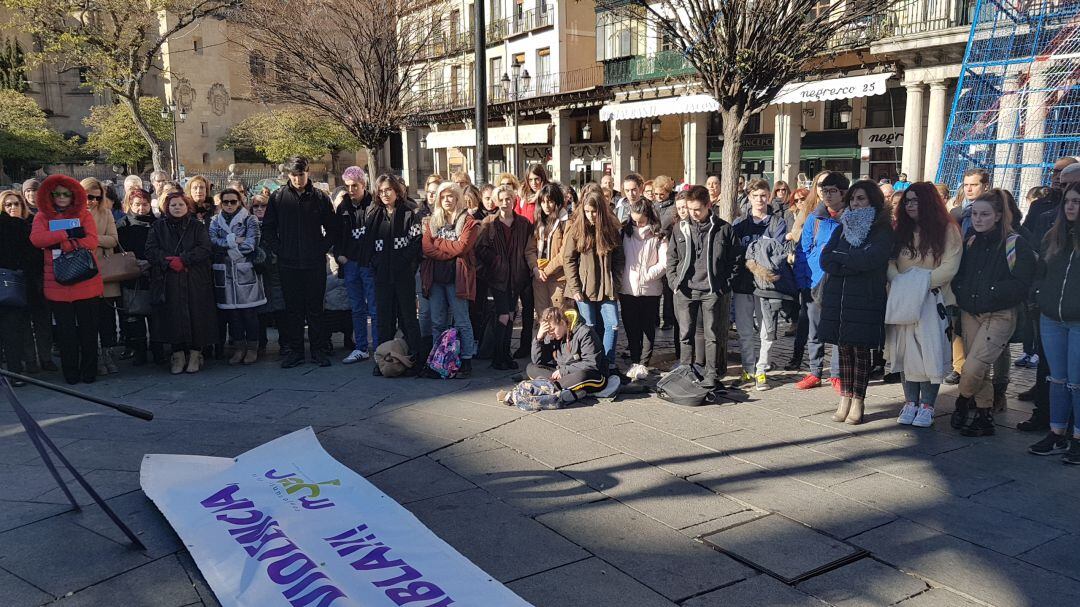 Participantes en la concentración de repulsa a la violencia de género que se celebra el segundo viernes de cada mes. 