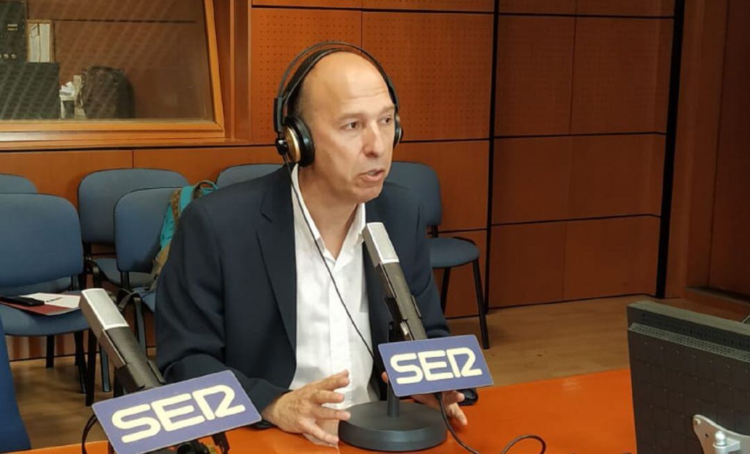 Carmelo Asensio, en los estudios de Radio Zaragoza