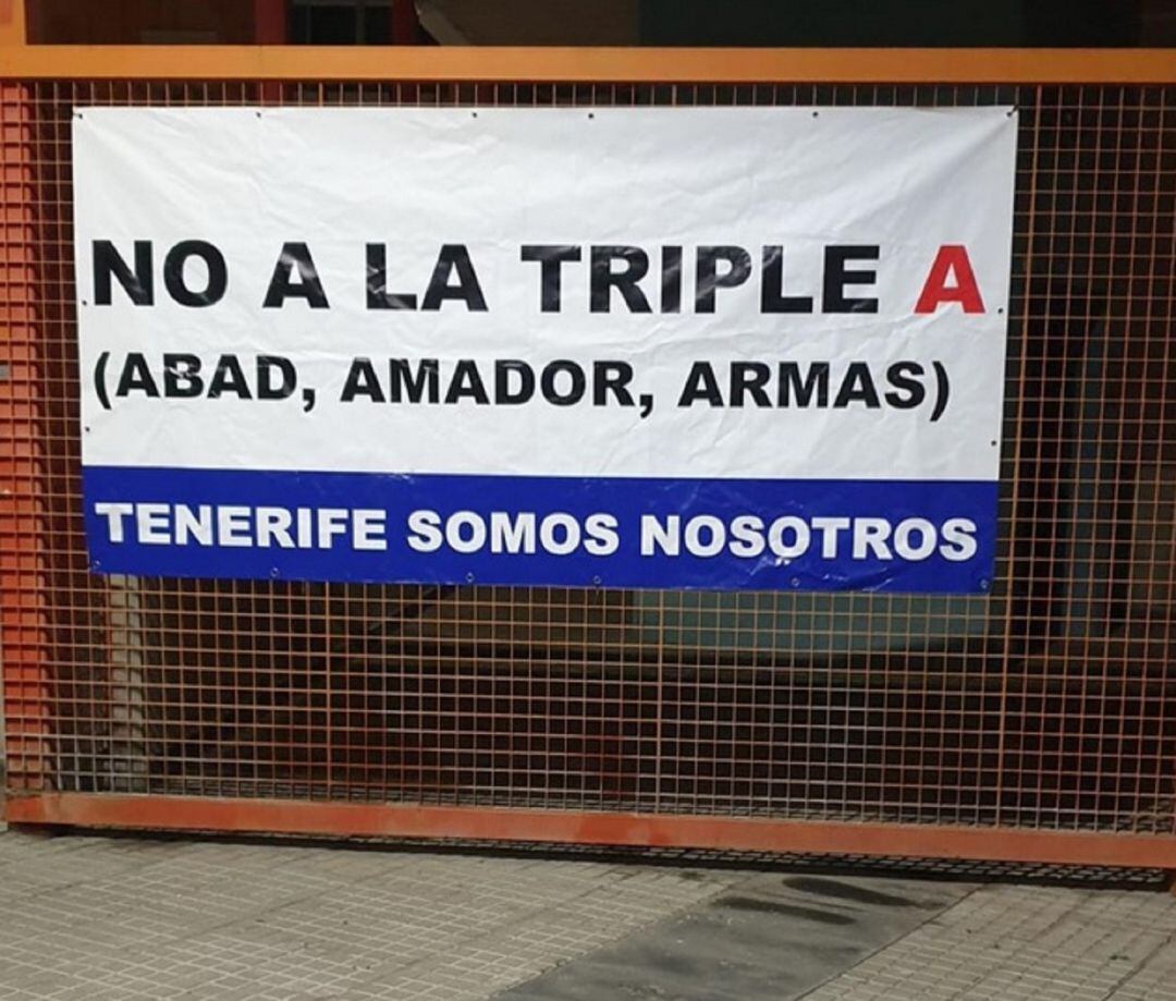 Pancarta con un mensaje de rechazo a los altos cargos de Concepción, ya retirada por empleados del CD Tenerife.