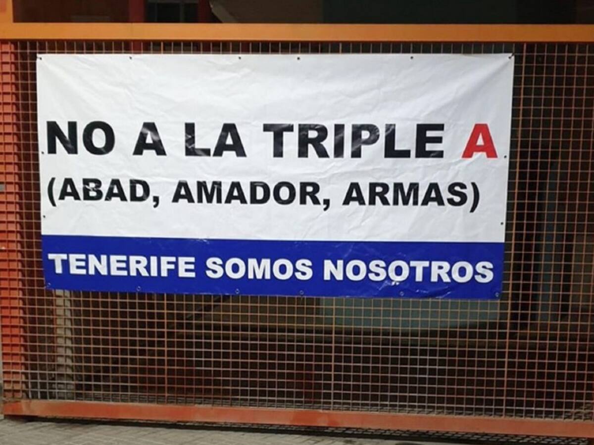 El Tenerife retira pancartas y pegatinas del Heliodoro y sus exteriores