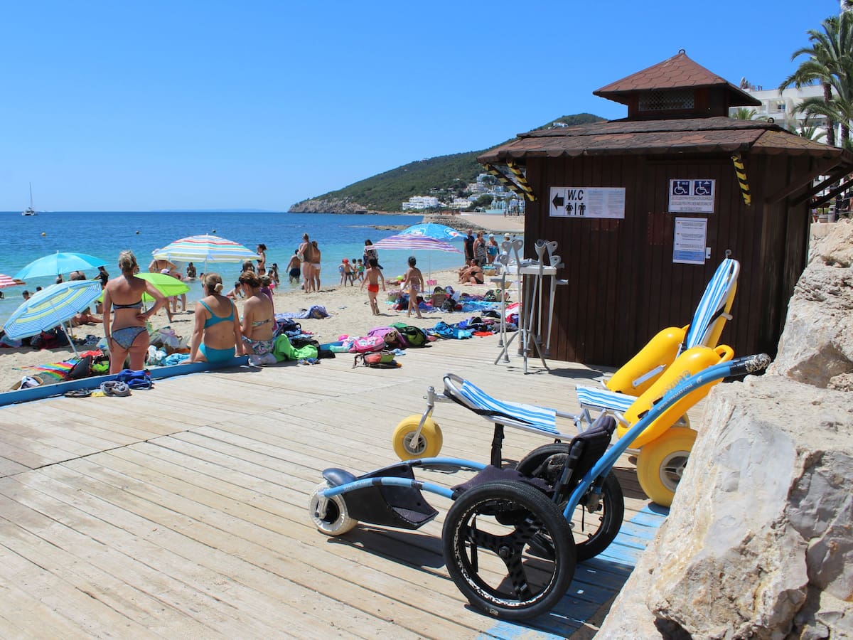 Santa Eulària refuerza el servicio de socorrismo en 11 playas del municipio