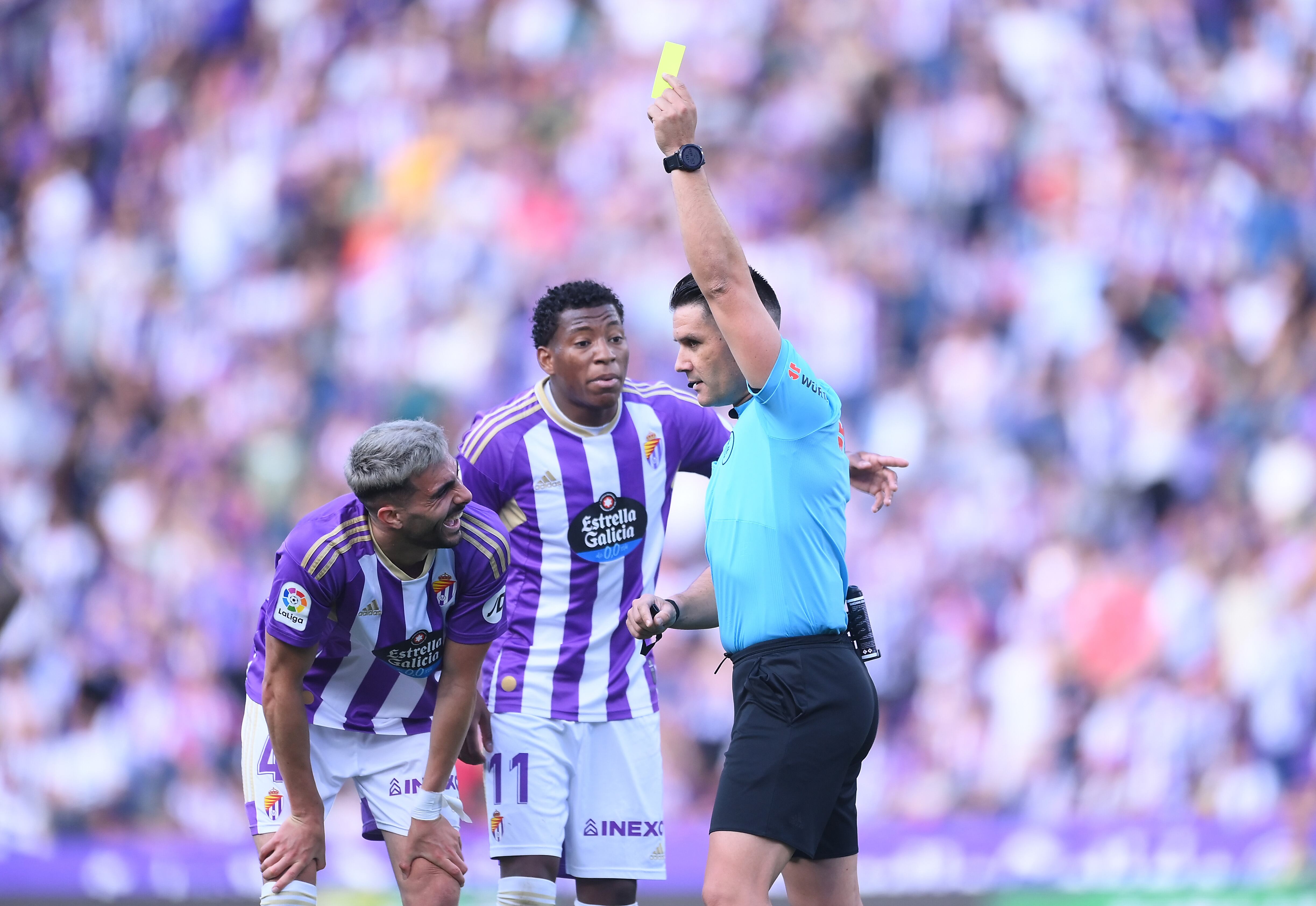 Ortiz Arias le saca una amarilla a Kike Pérez durante el partido ante el Sevilla.