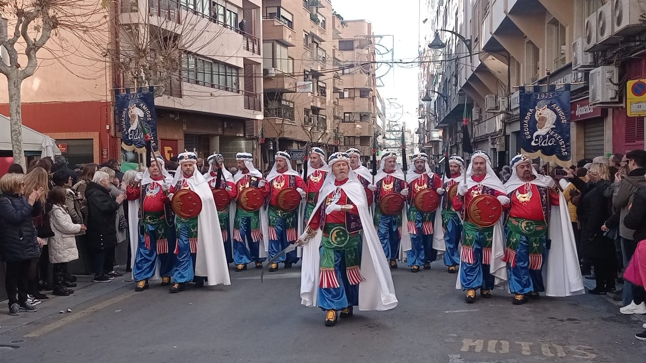 El desfile de Media Fiesta llena las calles de ilusión